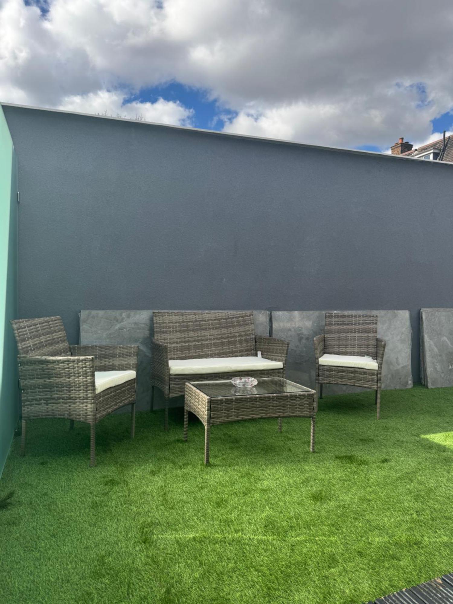 Apartment Newly Built Modern House With Free Parking London