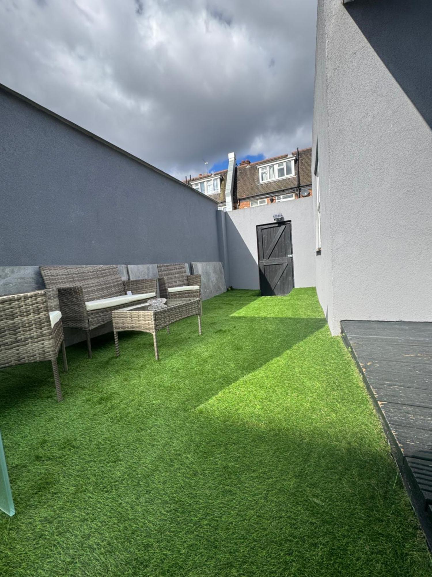 Newly Built Modern House With Free Parking Apartment